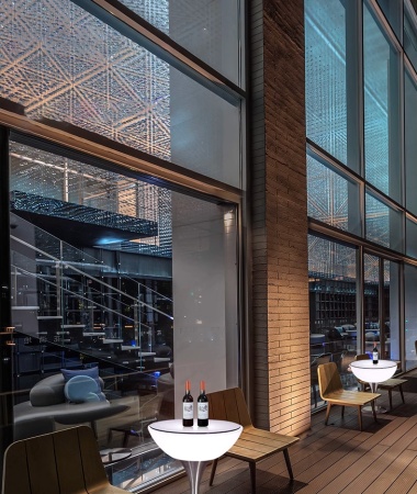 Стол светящийся квадратный на металическом основании 60х60х56